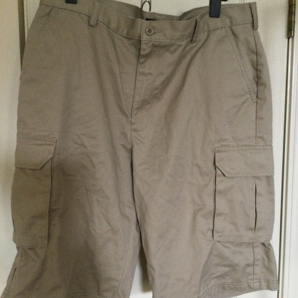 Lands End men’s cotton khaki cargo shorts, pristine condition. 35 inch waist